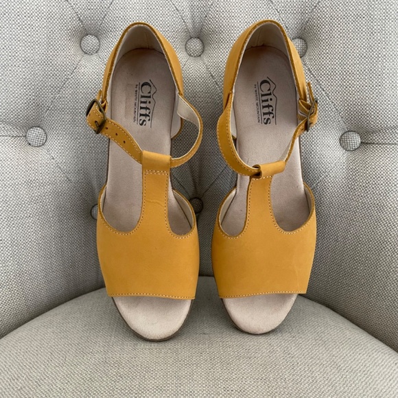 Cliffs by White Mountain Peep Toe T-Strap Wedge Sandal Mustard Leather Sz 8.5 - Picture 2 of 11